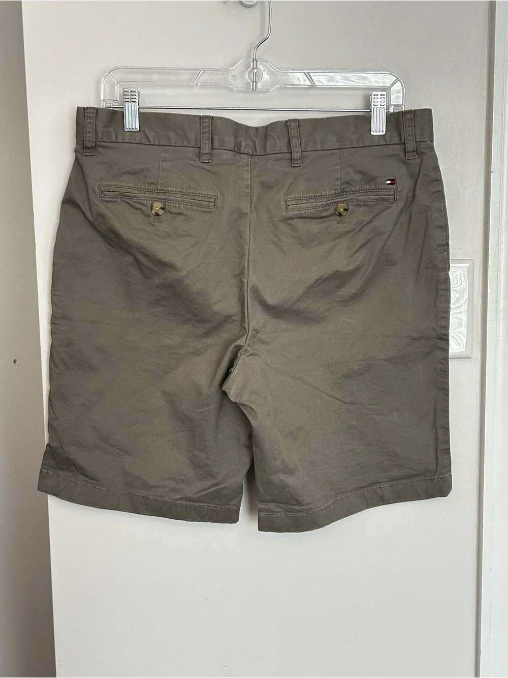Tommy Hilfiger Men’s Gray Flat Front Chino Shorts Sz 32
